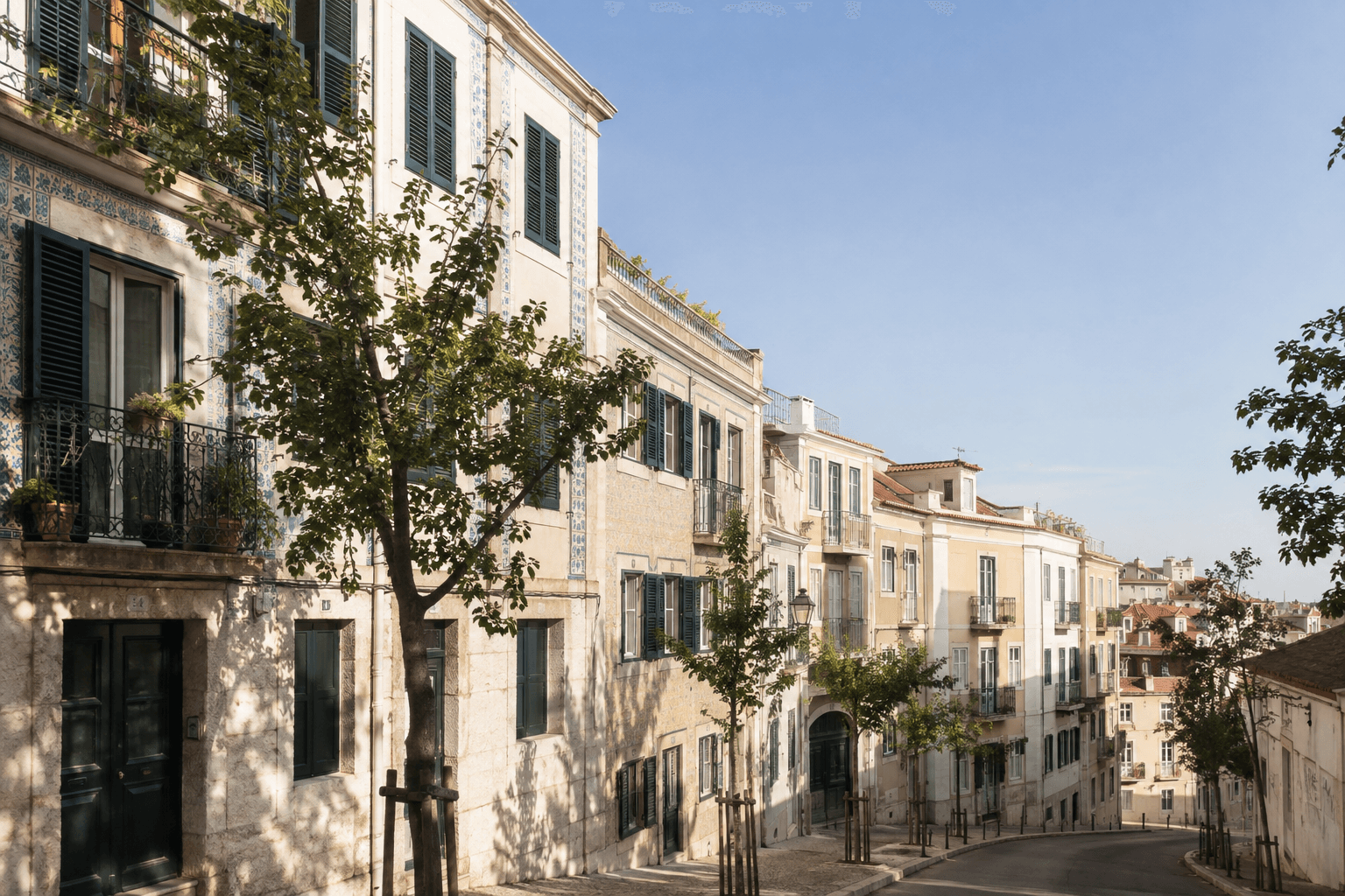 Cena ilustrada de uma rua residencial de Lisboa com fachadas claras e portadas verdes
